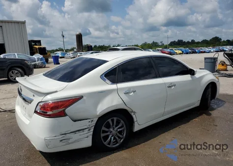 2015 Nissan Altima 2.5 z USA, uszkodzony, nr VIN 1N4AL3AP8FN911316